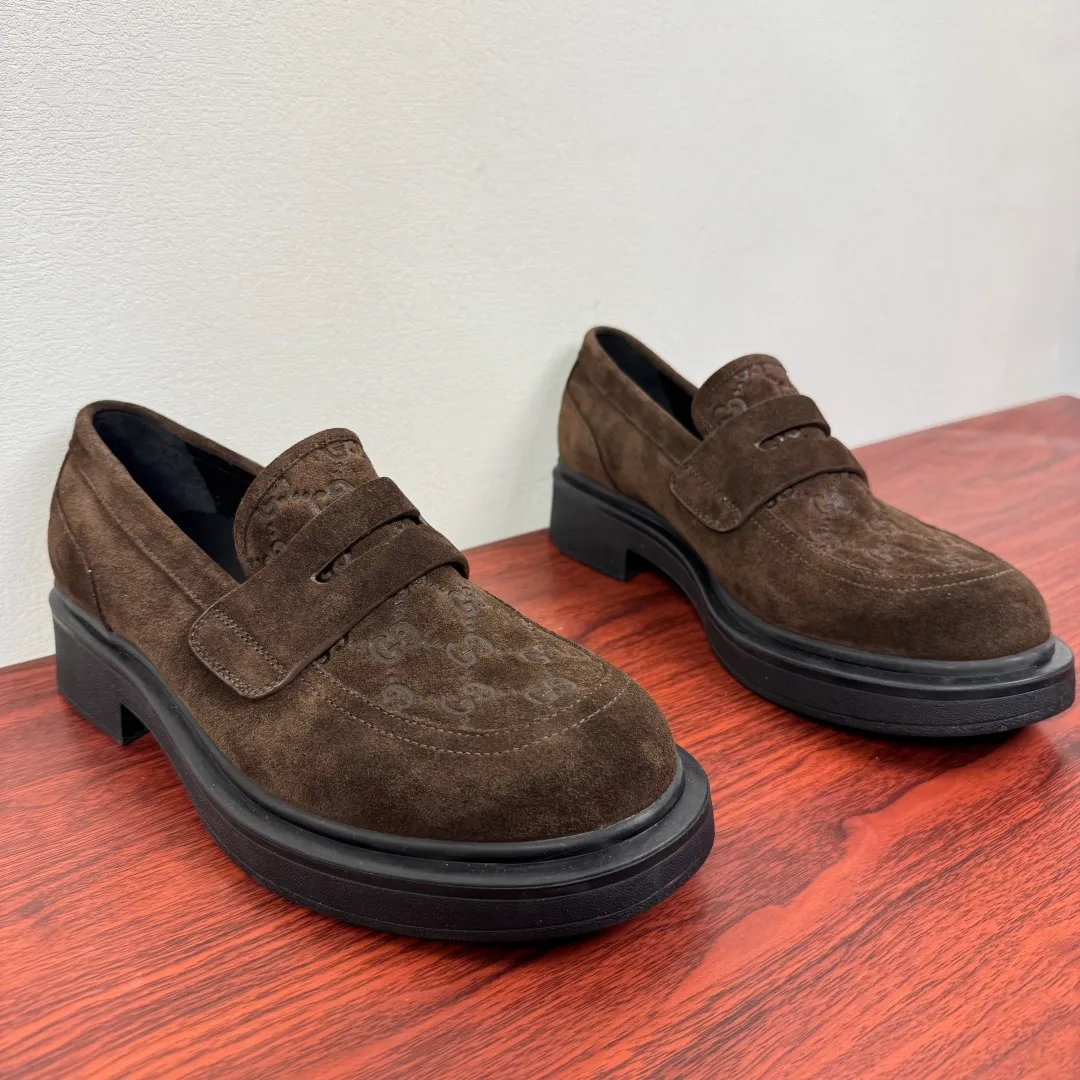 Batch 780 Gucci/Gucci new men's loafers with GG details, thick-soled slip-ons! The design of this men's lace-up shoe is rooted in the brand's heritage. It is carefully crafted from high-quality calfskin/open-edge beaded cowhide/suede cowhide. It is made of various leather types and is embellished with GG printed embossed suede leather details, which pays homage to Gucci's classic monogram. The rubber sole with GG pattern adds a modern touch to the design. Classic and simple sponge cake style design. European and American classic version, full calfskin lining. The overall upper texture is soft. The lining is comfortable and breathable. 2CM thickened soft rubber sole, easy to control. Versatile and stylish on the foot. Available in multiple colors to meet different matching needs. Full package! Size: 39-40-41-42-43-44 leather shoe size (38.45.46.47 can be customized) Item number: 7826 Loafers, coffee suede